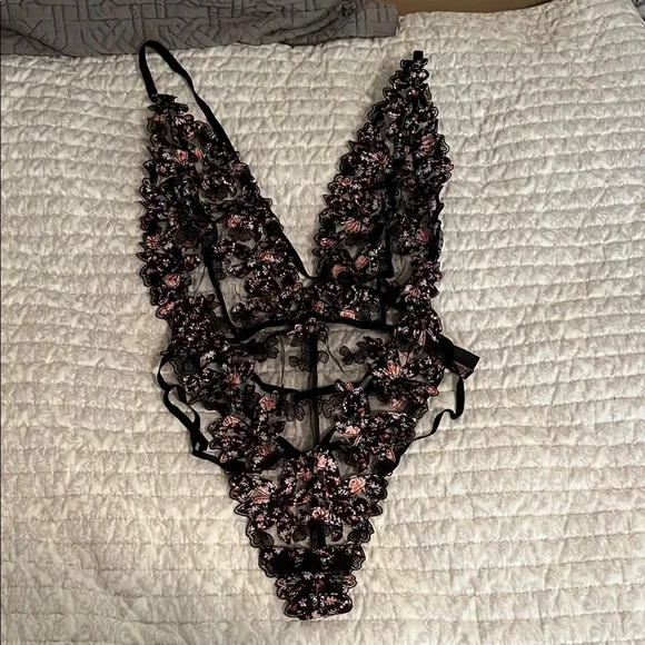 Victoria’s Secret Floral Lace Bodysuit Lingerie - Picture 1 of 4